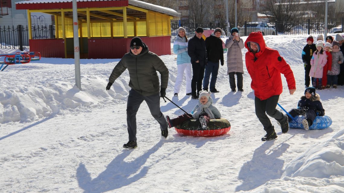 Папы с детьми в семейном спортивном празднике «Молодецкие забавы» 